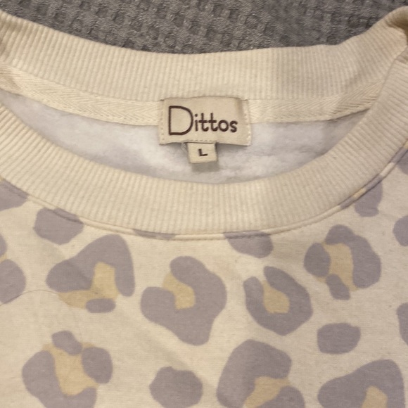 Dittos size L fashionable sweatshirt. Falls below waist. Wore it once or twice. - Picture 2 of 4
